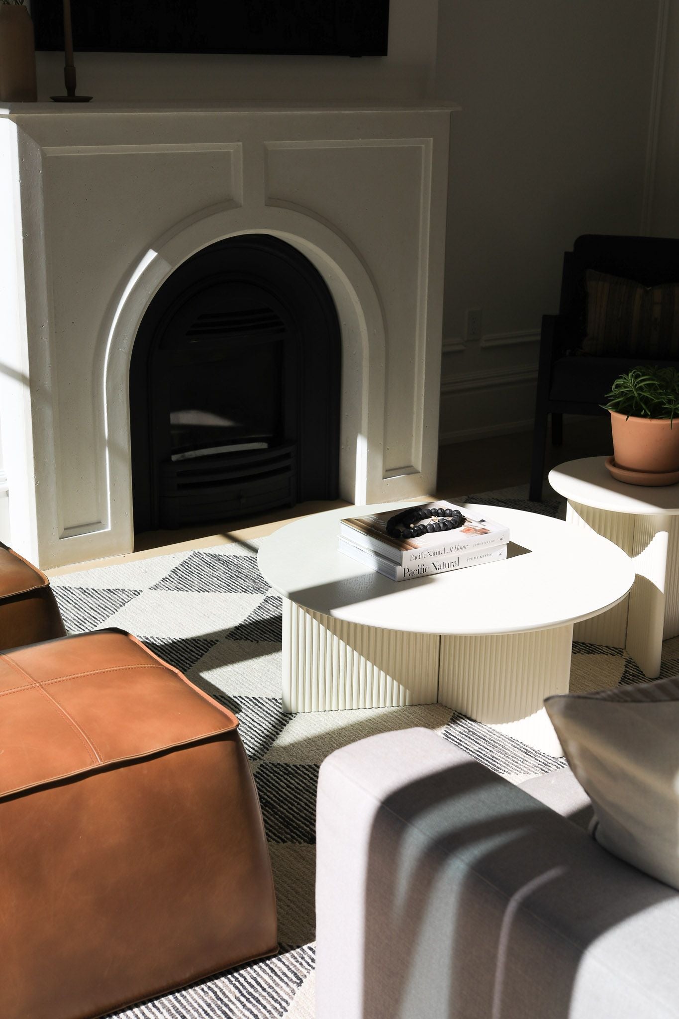 Gus* Modern Odeon Coffee Table - Pearl 4 - b - FURNITURE - coffee table - round Gus