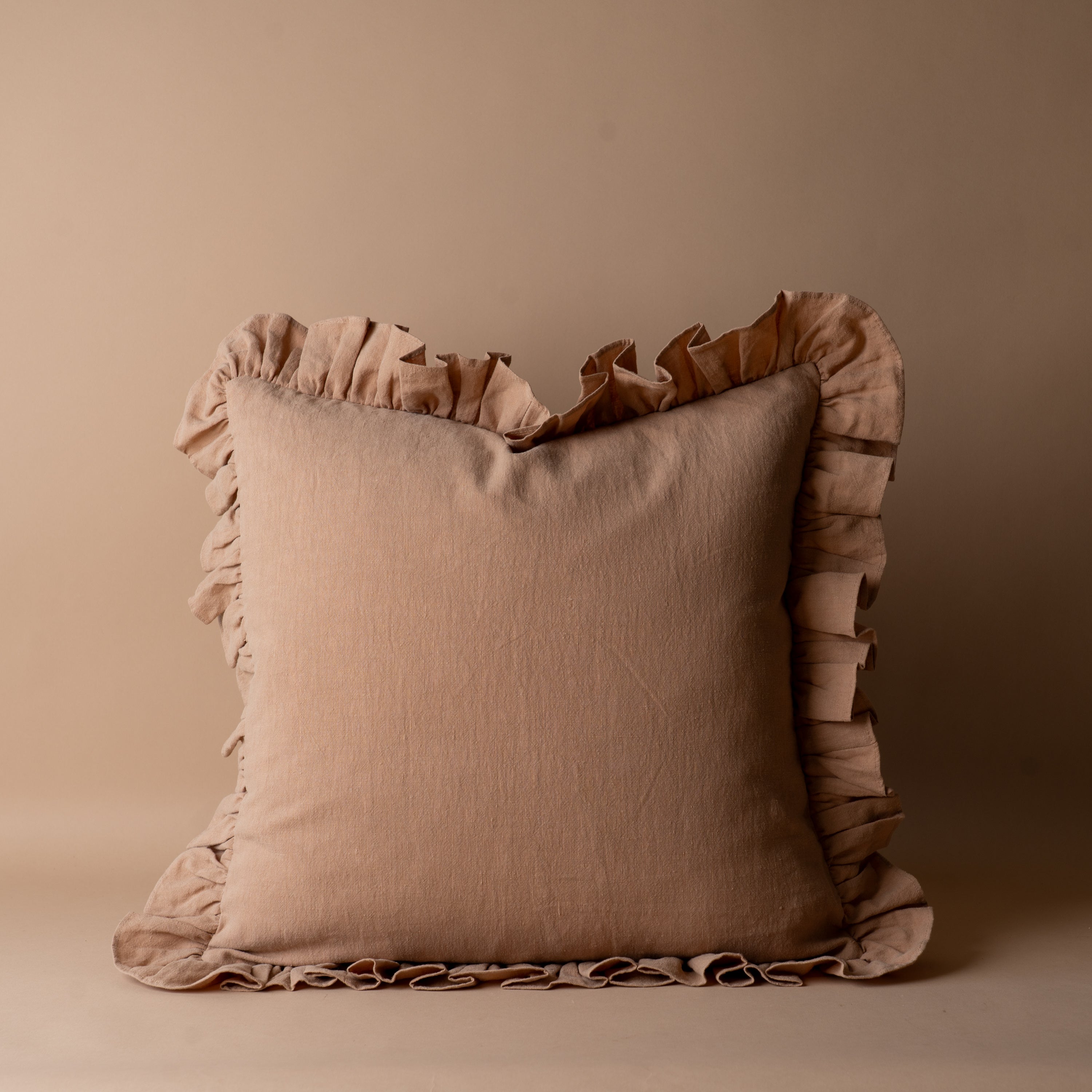Latte Rüschen-Kissenbezug – Rug and Weave