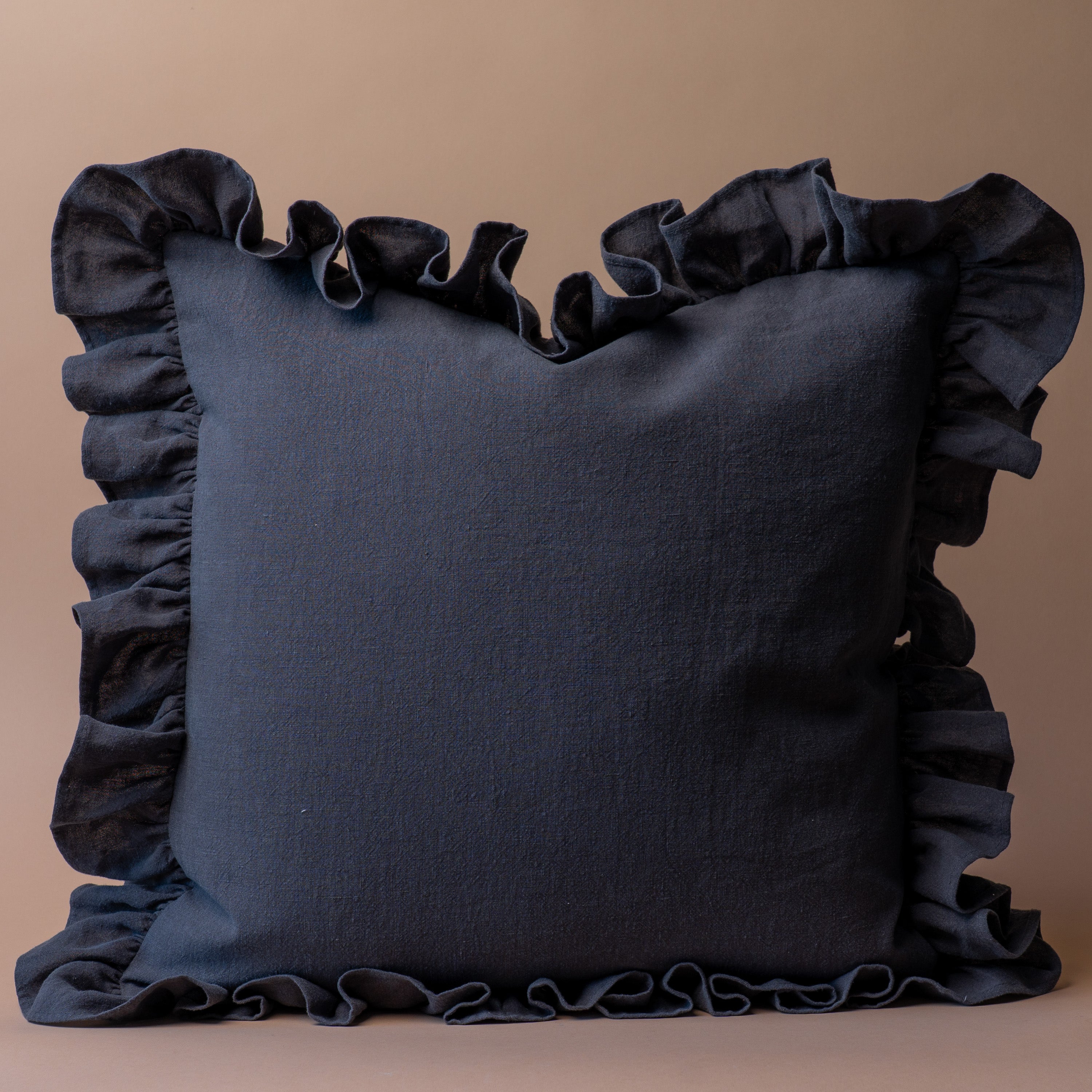 Anthrazitfarbener Kissenbezug mit Rüschen – Rug and Weave