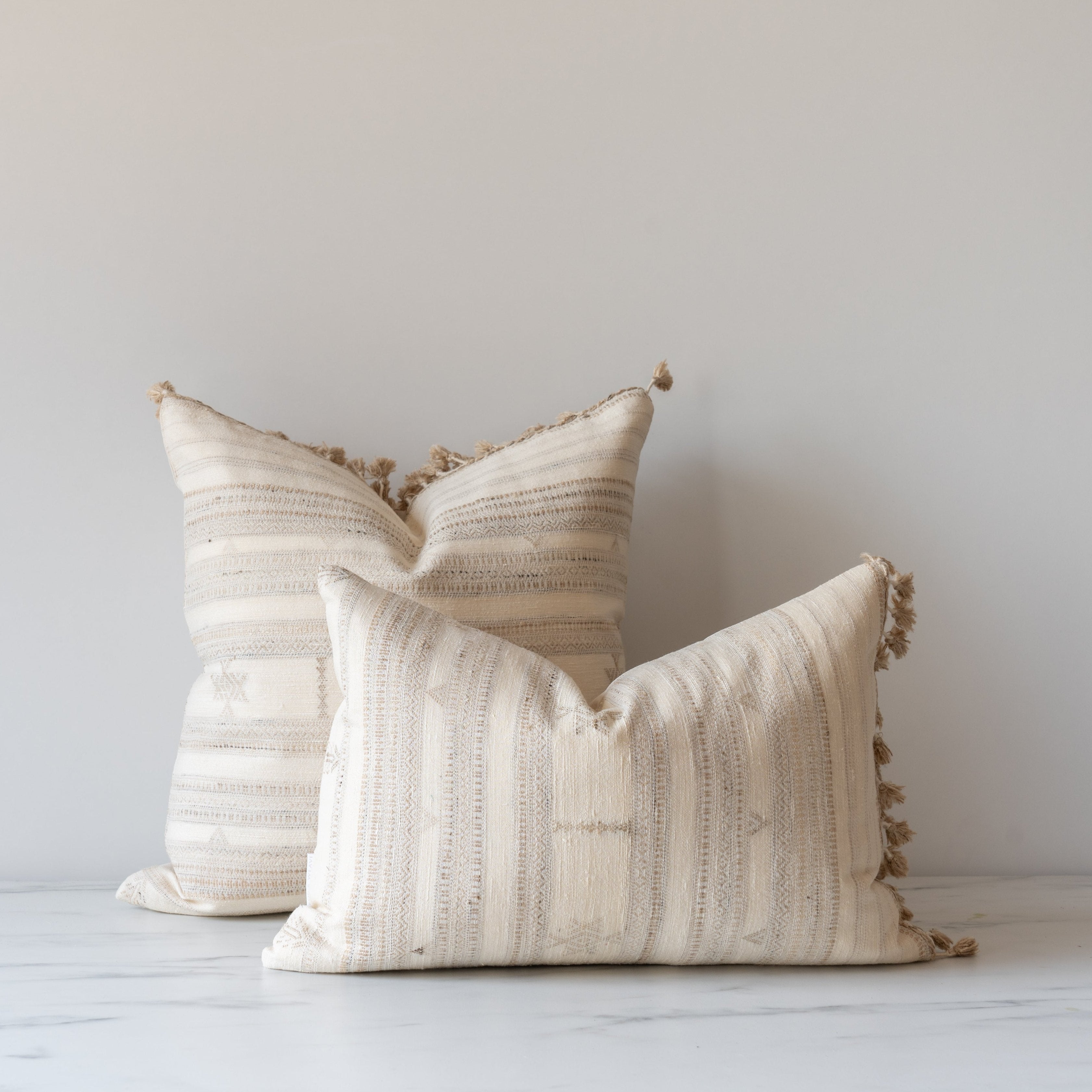 Cremefarbener Kissenbezug mit Tussar-Fransen – Rug and Weave