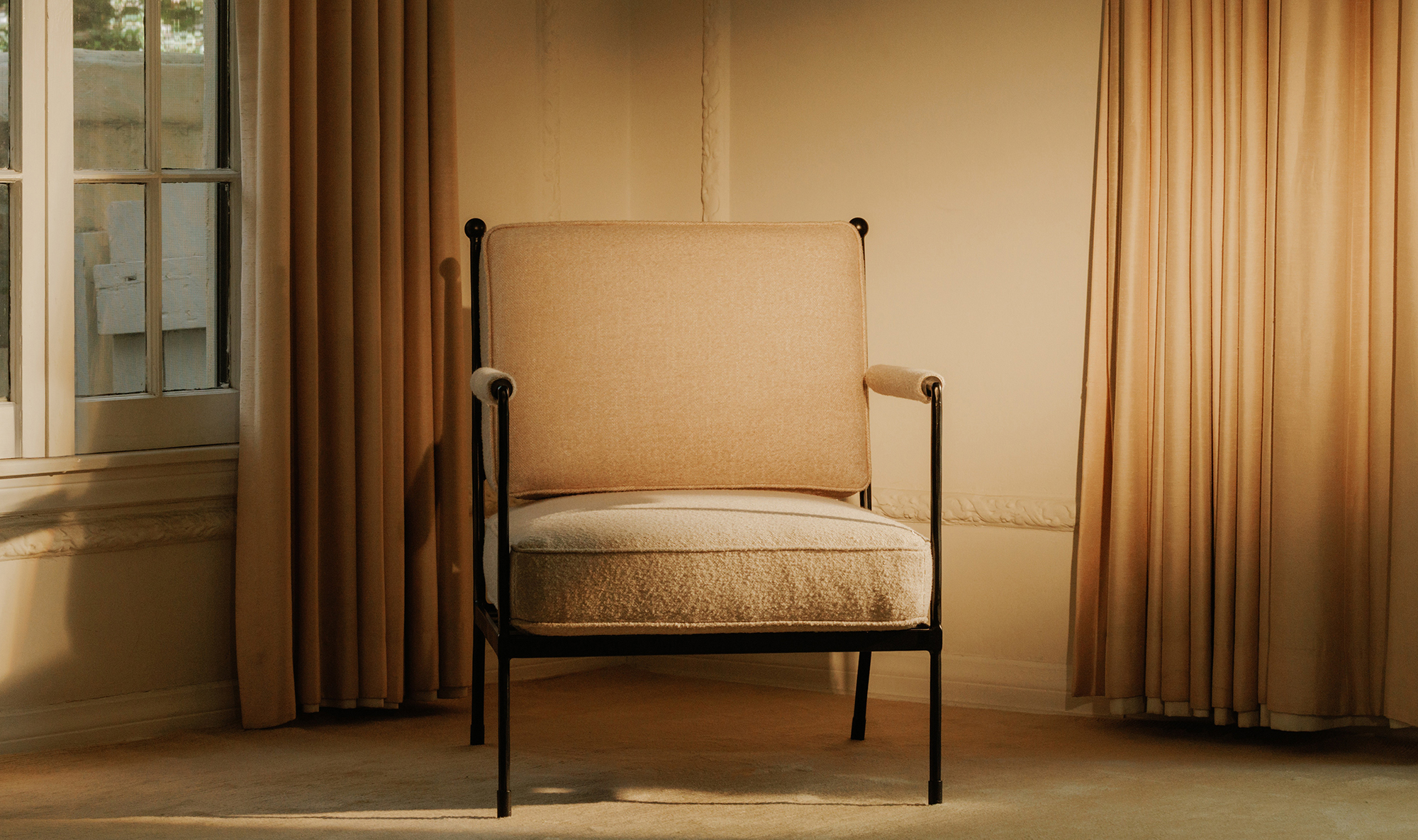 Valencia Accent Chair Accent Chairs Moe's Furniture