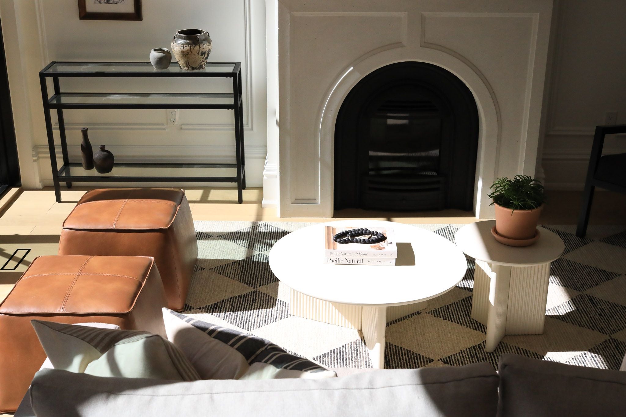 Gus* Modern Odeon Coffee Table - Pearl 4 - b - FURNITURE - coffee table - round Gus