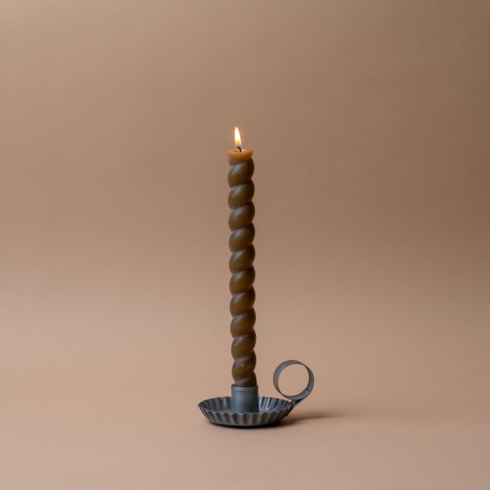 Geriffelter Kerzenhalter aus Zinn mit Griff – Rug and Weave
