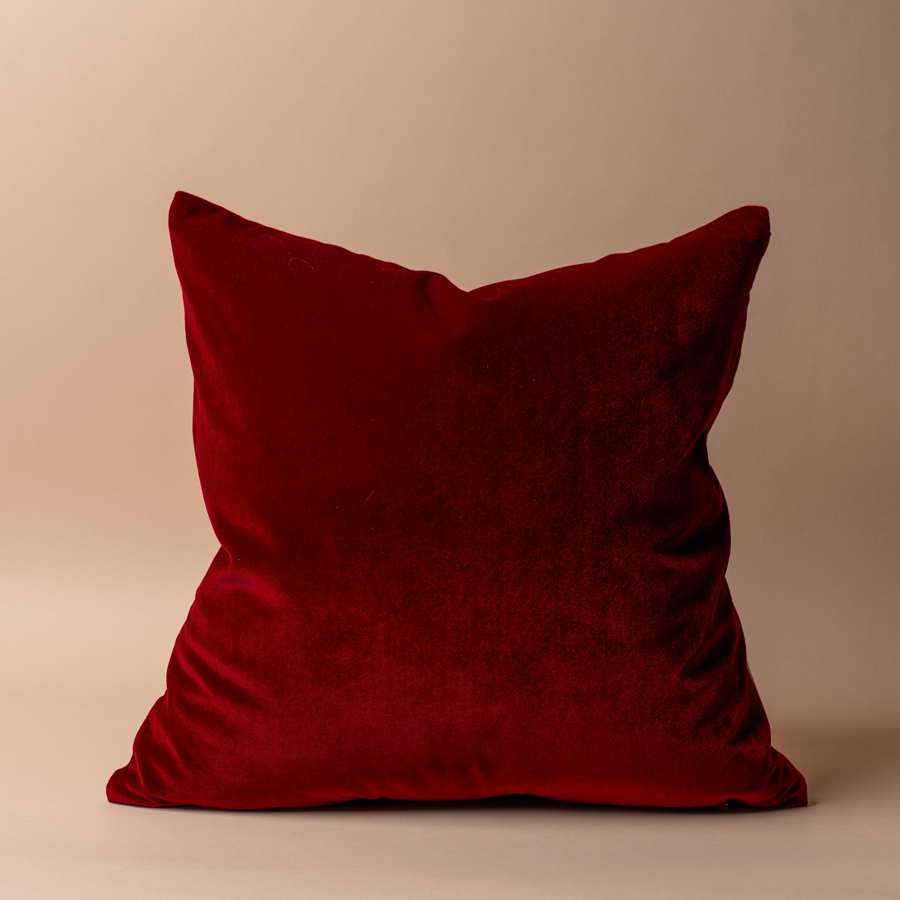 Kissenbezug aus rotem Samt – Rug and Weave