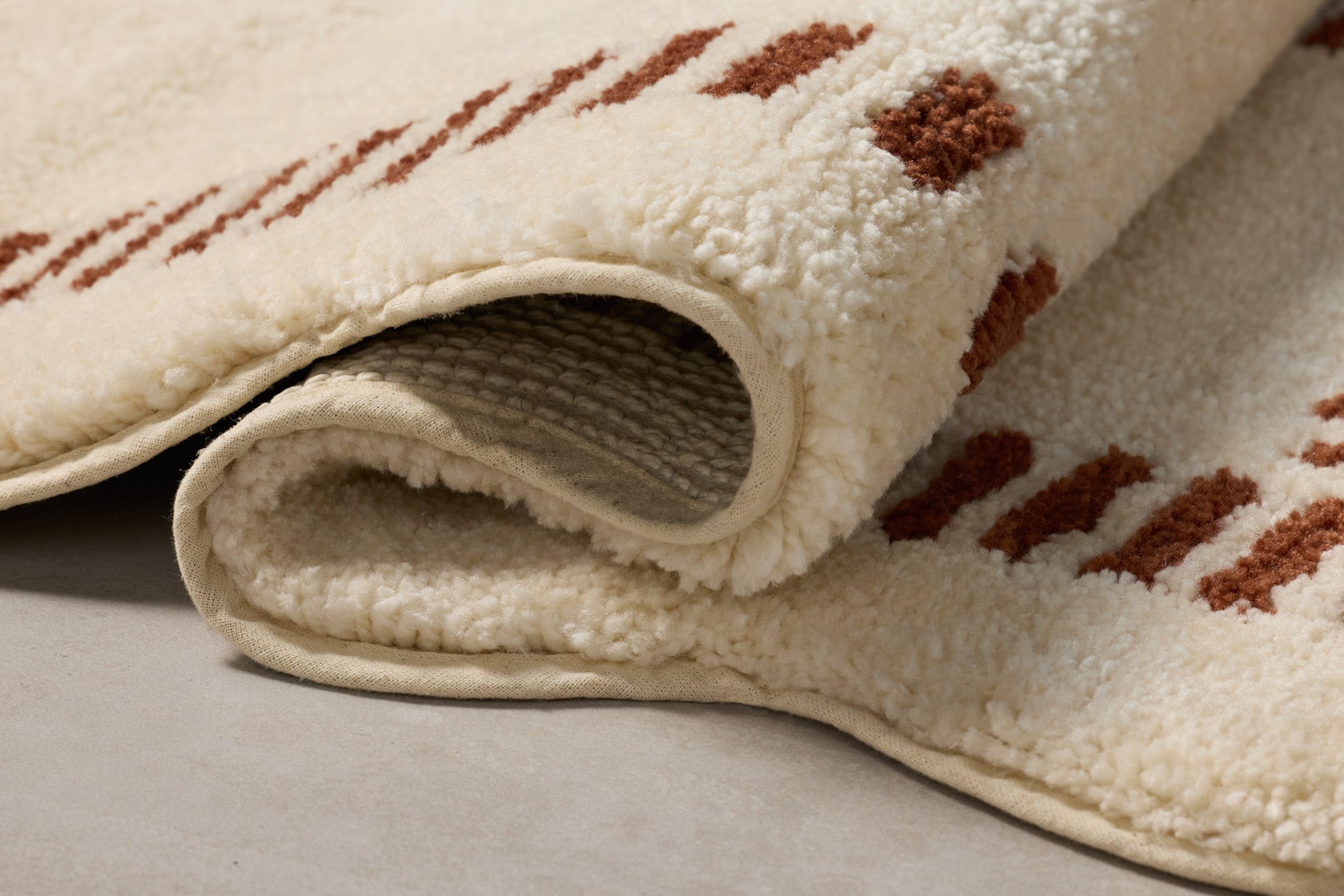 Chris Loves Julia x Loloi Valerie Ivory / Brick Bath Mat - Rug & Weave