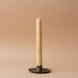 Primitiver Kerzenhalter mit Blumenmuster