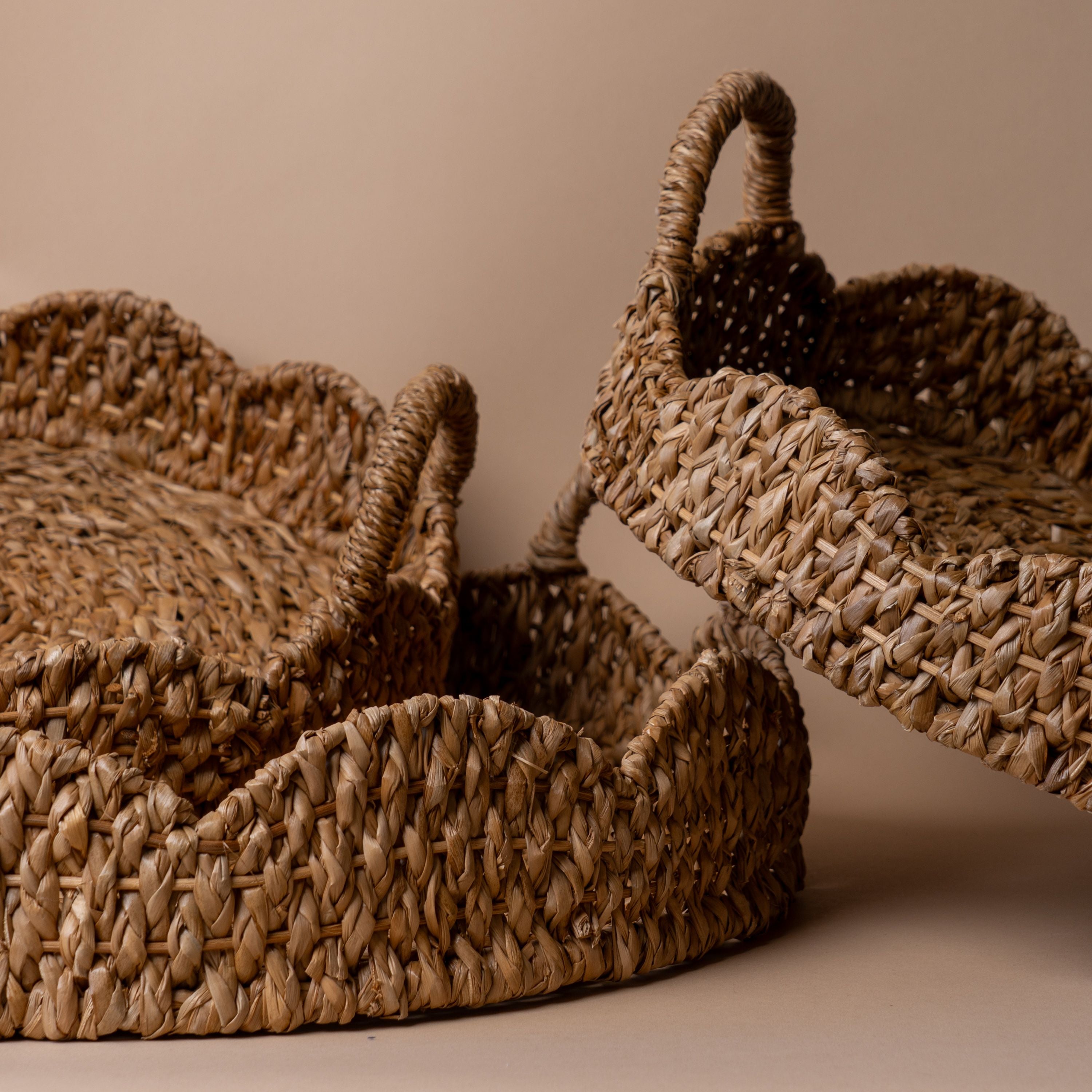 Runde, gewellte Bankuan-Tabletts – Rug and Weave