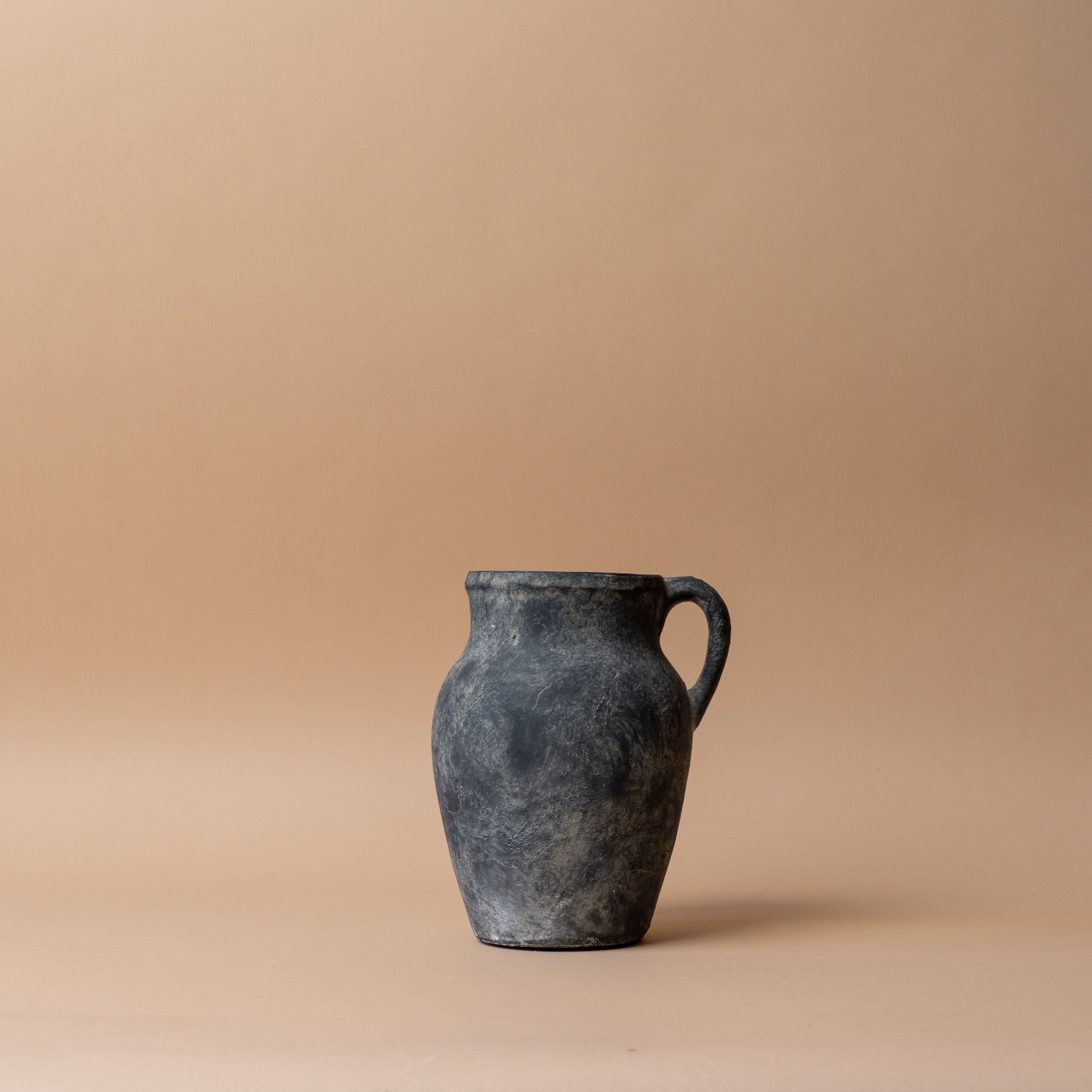 Strukturierte Keramikvase mit Henkel – Grau – Rug and Weave