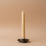 Primitiver Kerzenhalter mit Blumenmuster
